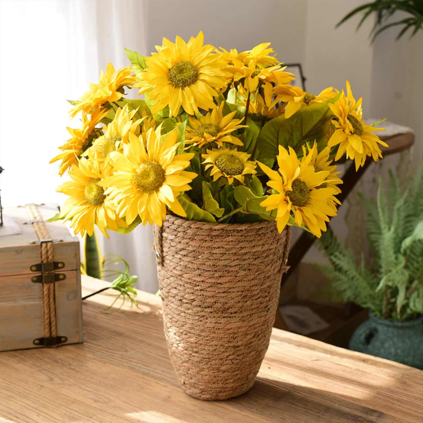 Panier cache pot conique en jute avec poignées avec fleurs à l'intérieur