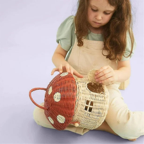 Panier champignon tressé rouge avec un enfant