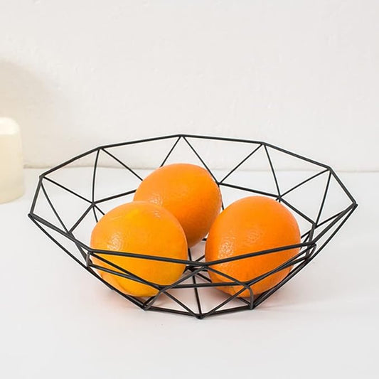 panier à fruit en métal noir avec des oranges à l'intérieur