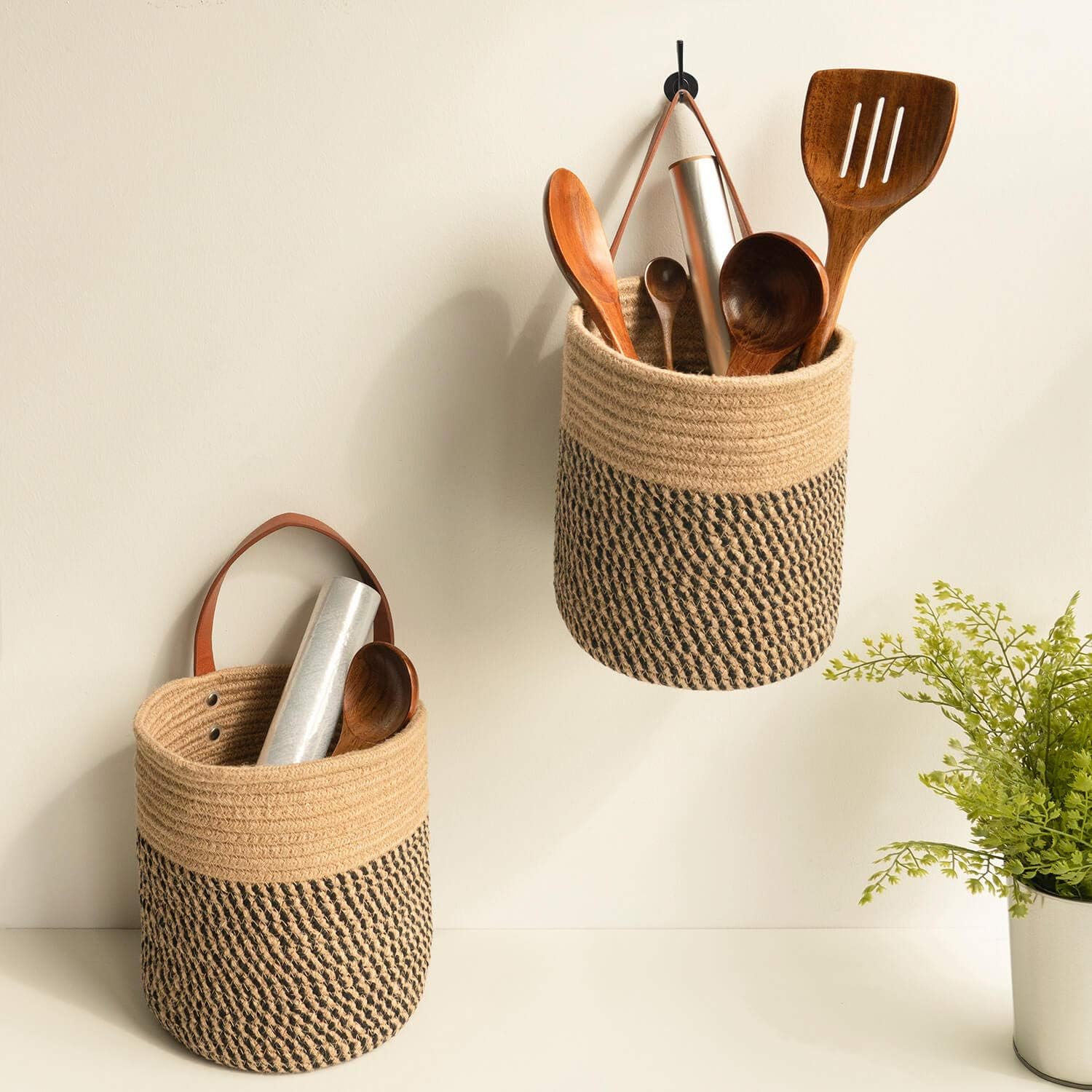 Panier suspendu noir et marron en jute rempli d'ustenciles