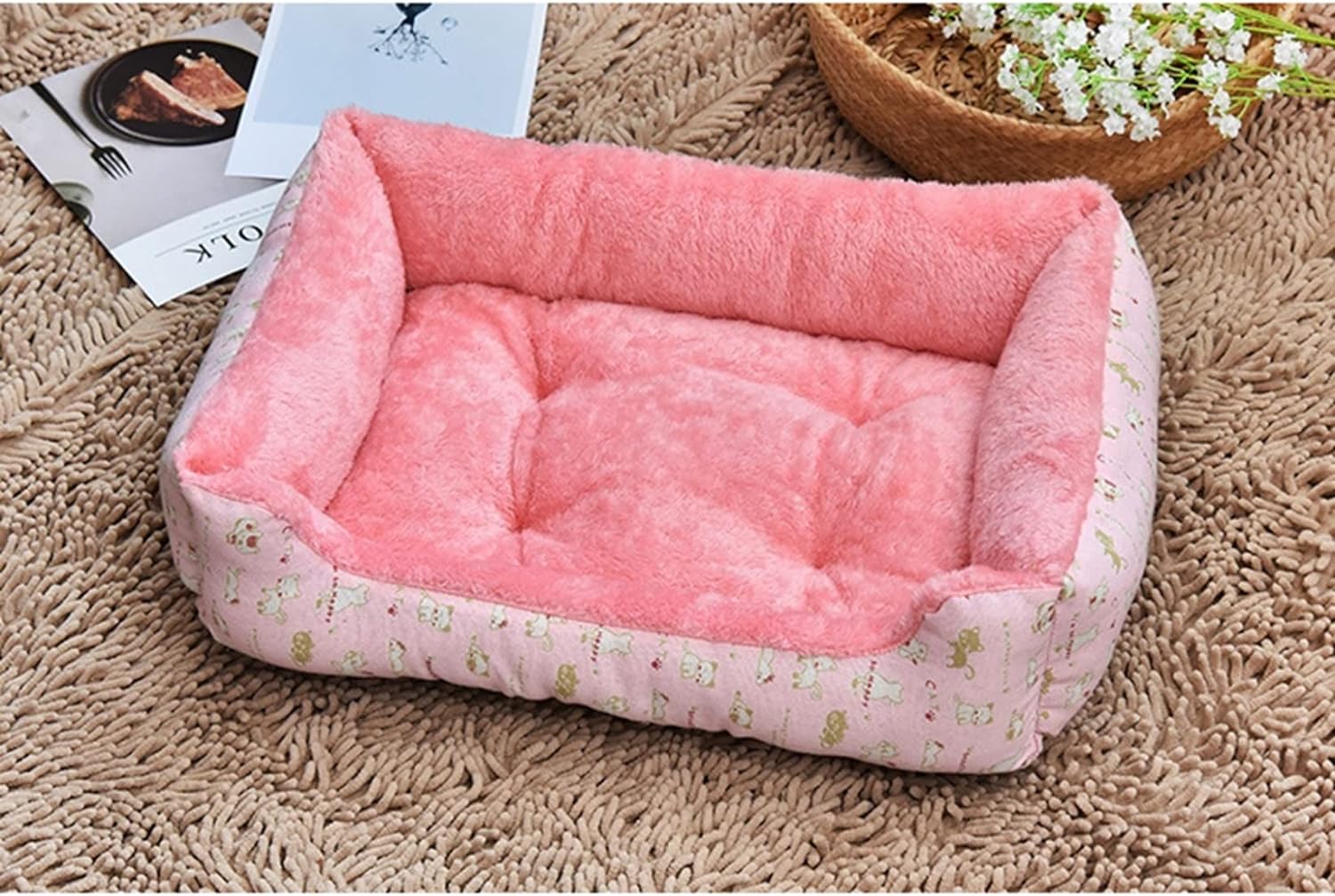 Panier rose pour chien sur un tapis