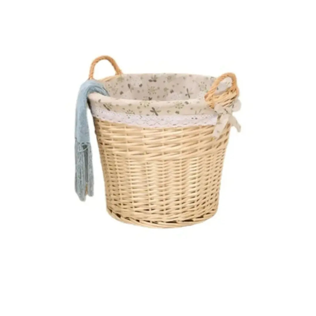 Panier à linge osier de style vintage sur fond blanc