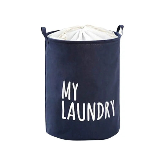 Panier à linge rétractable minimaliste et durable sur fond blanc
