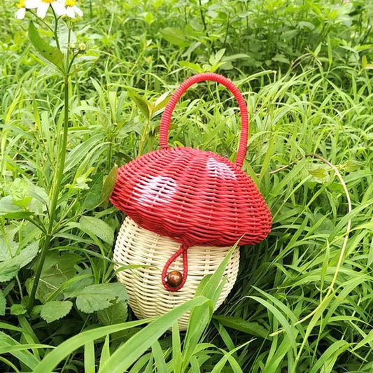 Petit panier champignon en osier dans l'herbe