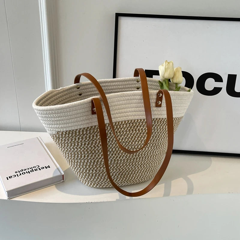 Sac panier de plage chic en cordes tressées avec rayures et anses parfait pour un style décontracté