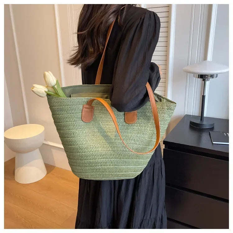 Sac panier tressé vert avec anses en cuir et fermeture éclair style bohème