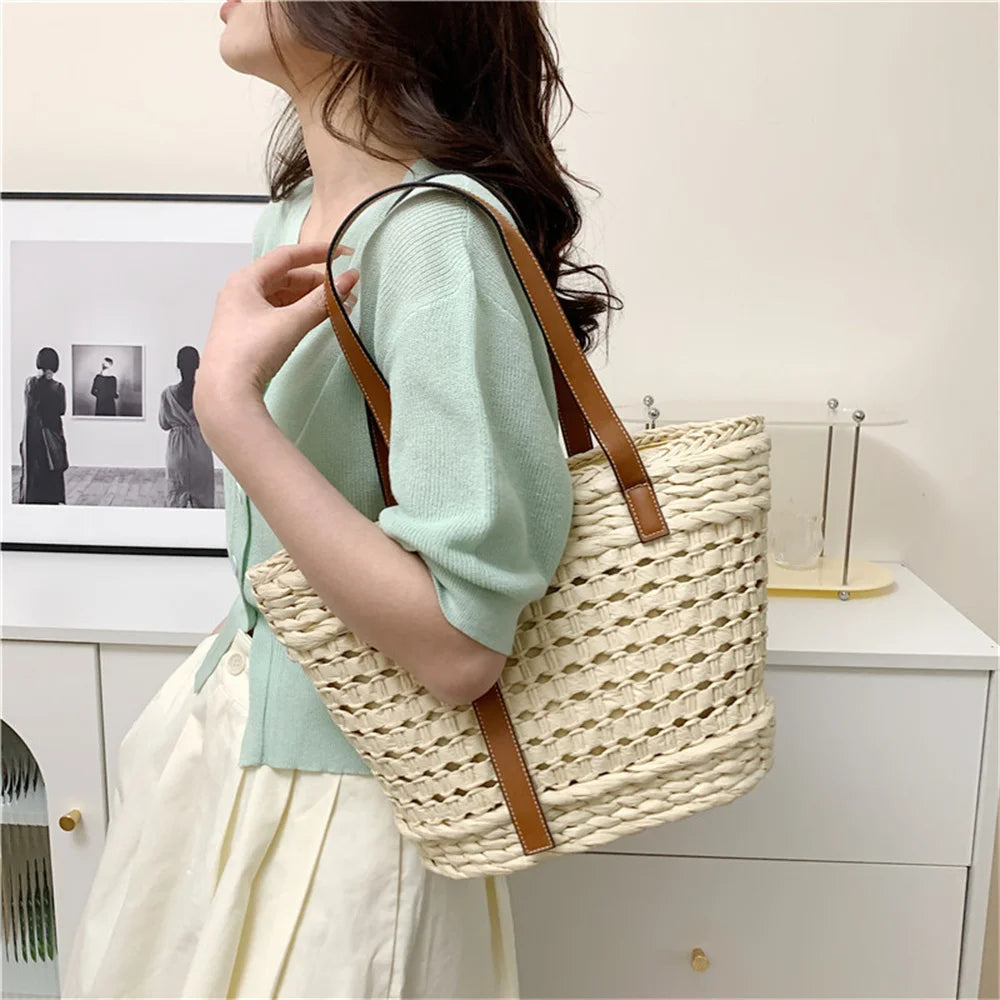 Sac panier cabas beige tressé avec poignées en cuir