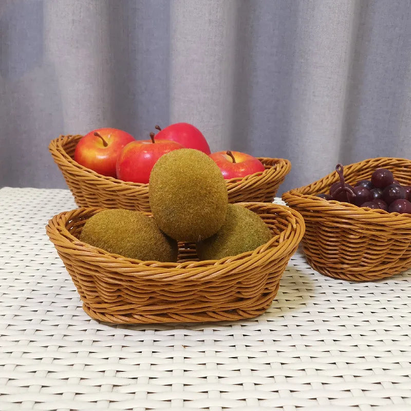 Panier en osier avec des fruits dedans