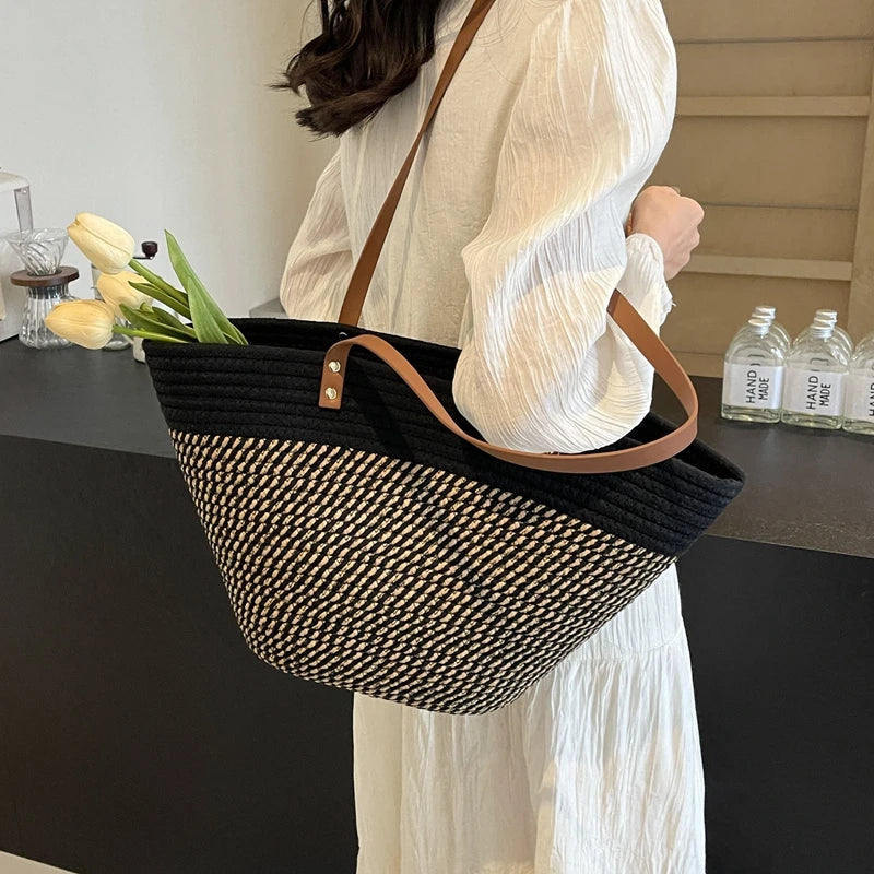 Sac panier de plage chic en cordes tressées avec rayures et anses, parfait pour la plage