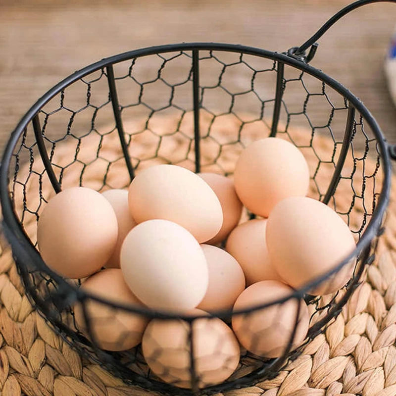 Grand panier à oeufs avec des oeufs à l'intérieur