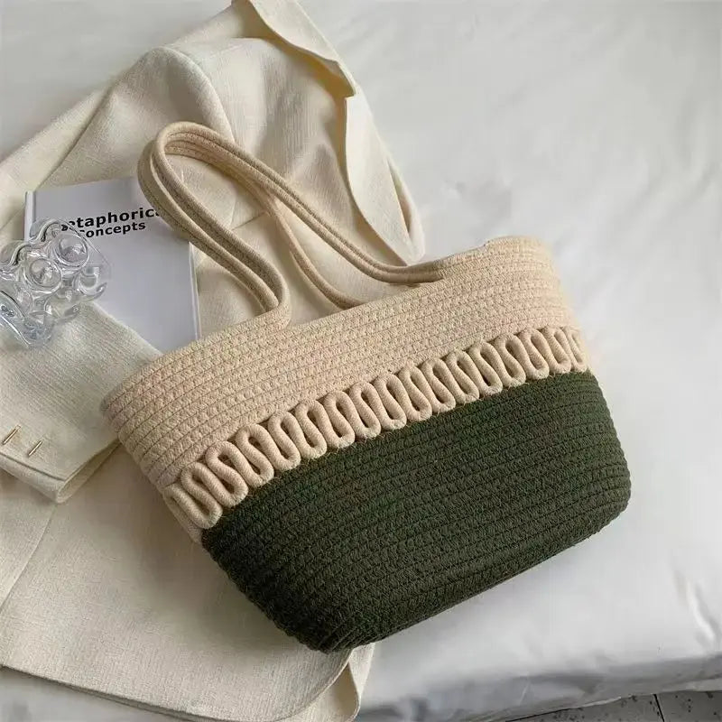 Sac panier tressé bicolore avec motif ondulé de couleur verte