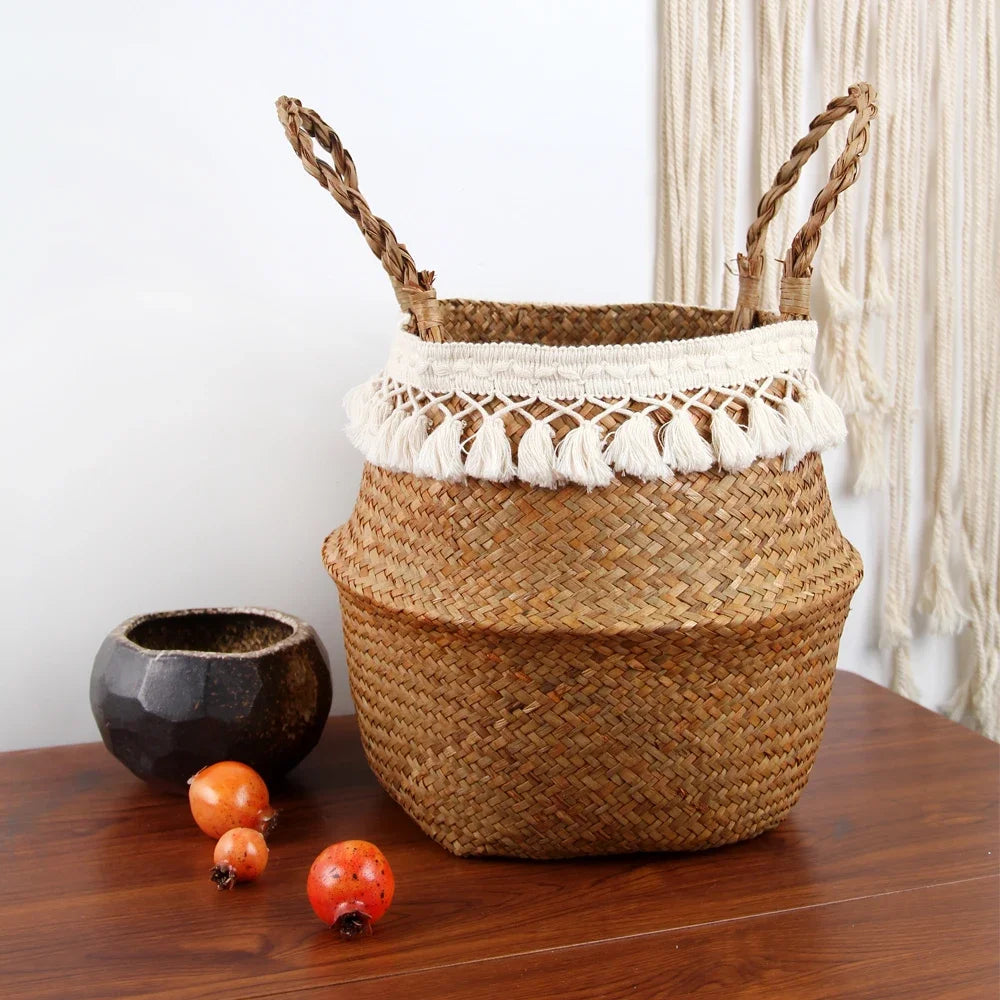 Panier marocain en jonc de mer tressé avec pompons blancs sur un table