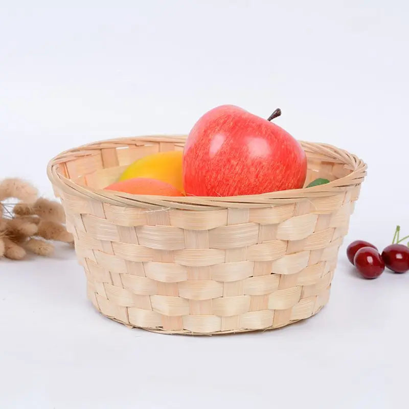 Panier à fruit en osier avec une pomme à l'intérieur