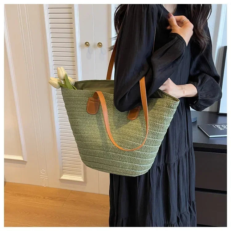 Sac panier tressé vert avec anses en cuir et fermeture éclair fourre-tout