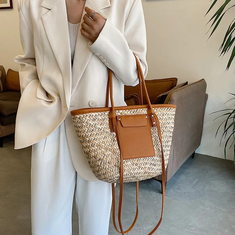 Sac panier en osier avec pochette en cuir et des poignées