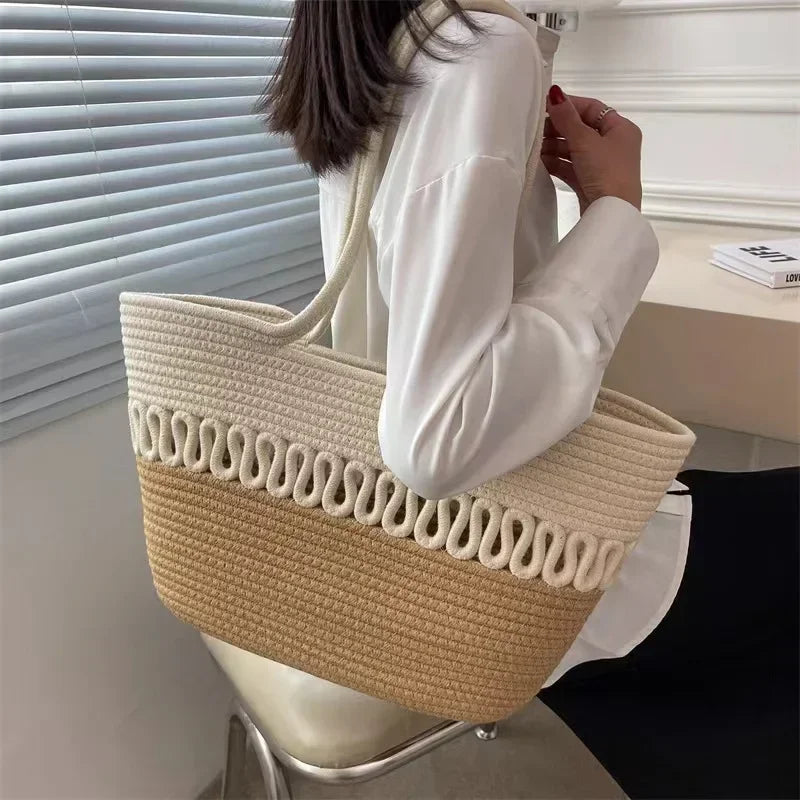 Sac panier tressé bicolore avec motif ondulé authentique