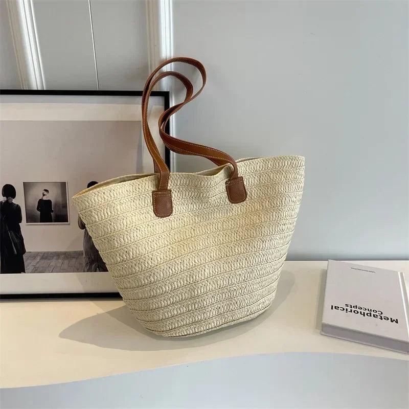 Sac panier tressé beige avec anses en cuir et fermeture éclair robuste