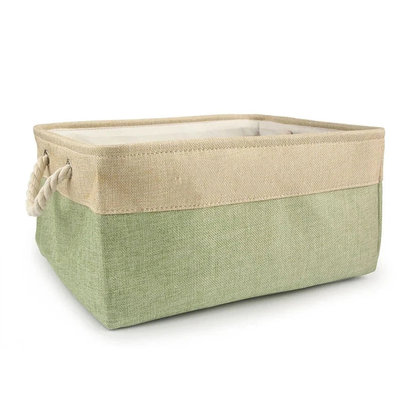 Panier vert pour ranger les jouets d'un chien 