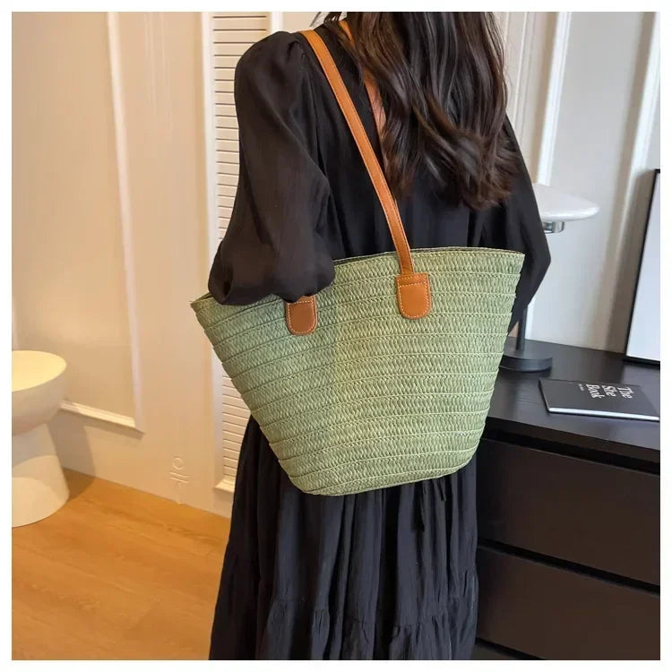 Sac panier tressé vert avec anses en cuir et fermeture éclair style cabas