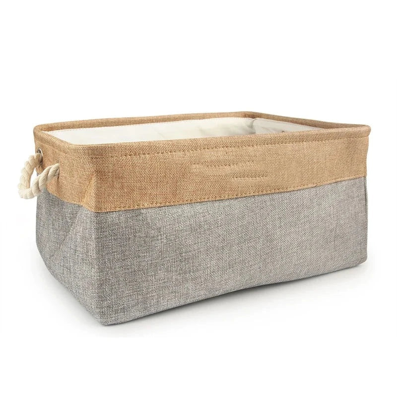 Panier gris rectangulaire qui sert à ranger des jouets pour chien