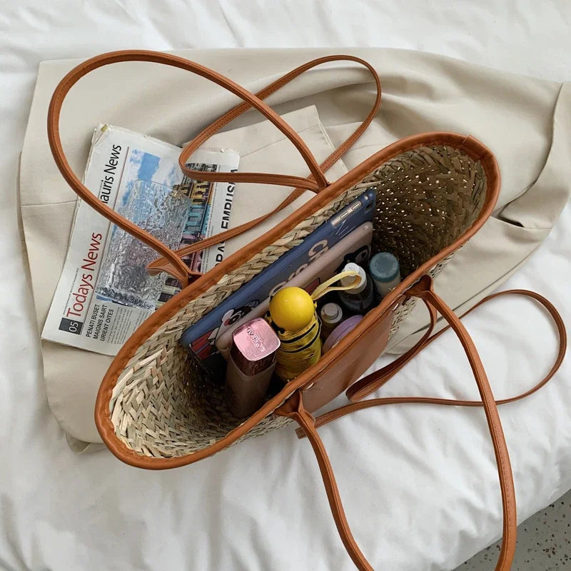 Intérieur du Sac panier en osier avec pochette en cuir