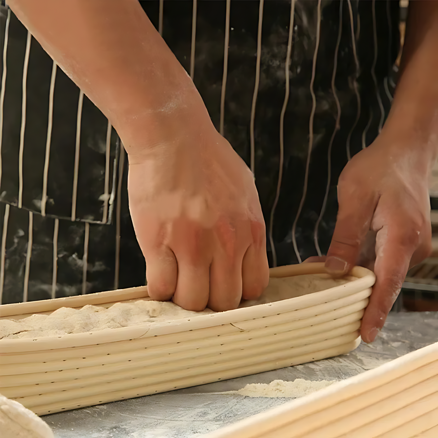 homme utilisant son Banneton en forme de baguette pour faire son pain