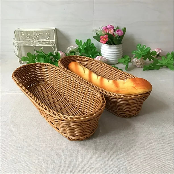 Panier à pain en osier avec une baguette à l'intérieur