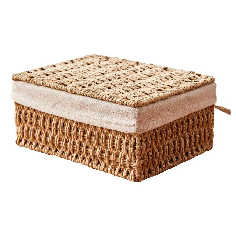 Panier de rangement avec couvercle tissé en rotin sur fond blanc