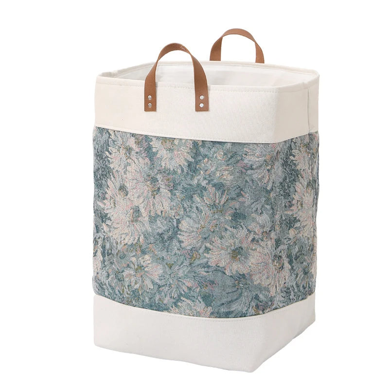 Panier à linge chic avec imprimé floral sur fond blanc