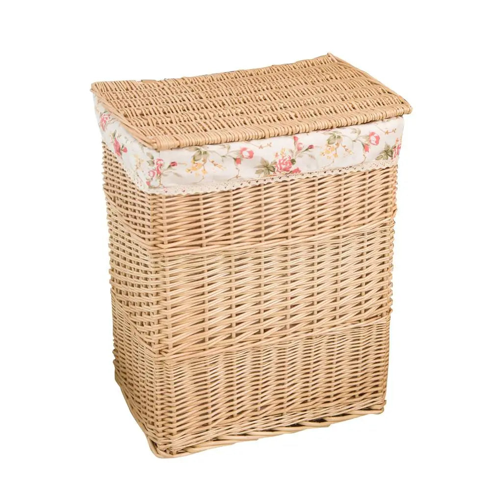 Panier à linge osier rétro avec fleurs sur fond blanc