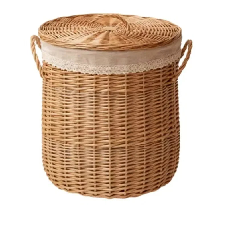 Panier à linge osier de style japonais sur fond blanc