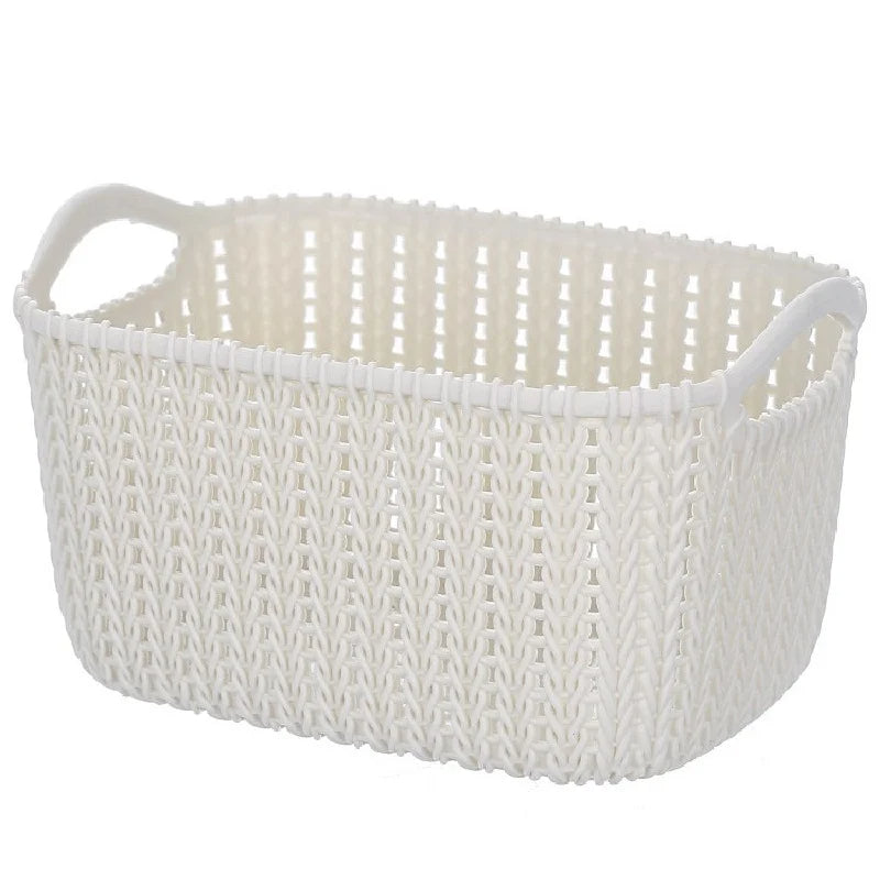 Panier à linge plastique simple et pratique sur fond blanc