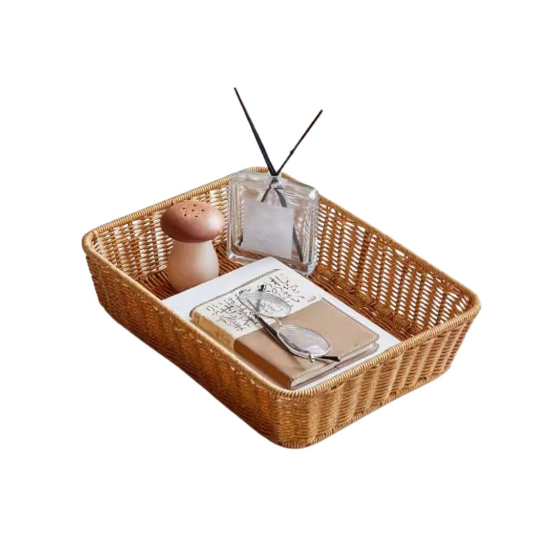 Panier en osier rangement rectangulaire sur fond blanc