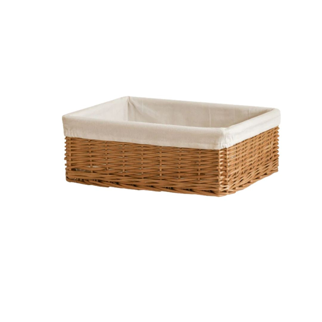 Panier en osier rangement rectangulaire avec tissu sur fond blanc