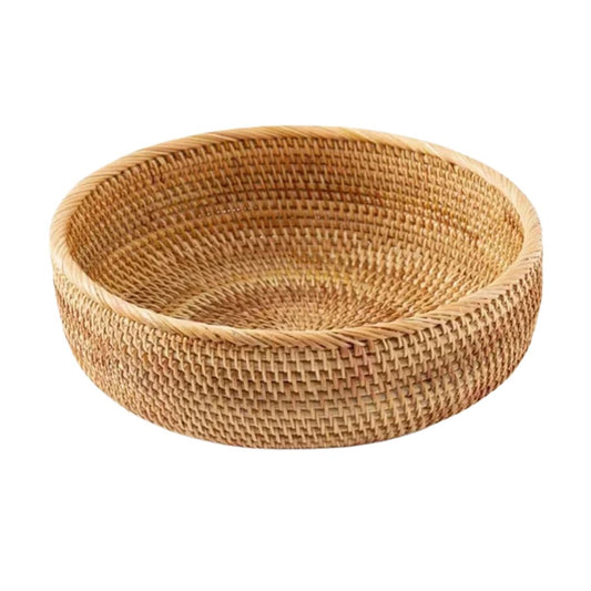 Panier en osier rangement rond et rustique sur fond blanc