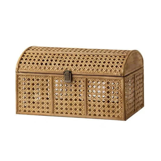 Panier de rangement avec couvercle au design de coffre sur fond blanc